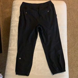 LuLu Lemon women’s Black capri jogger with pockets